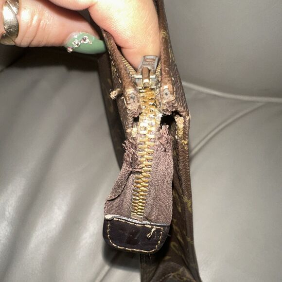 Authentic Louis Vuitton Monogram Toiletry Pouch 26 M47542 - Picture 9 of 15